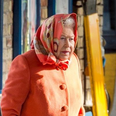 Kraljica Elizabeta kao sasvim obična bakica: Može da putuje kako god hoće, ali ona je izabrala baš ovako! (FOTO)