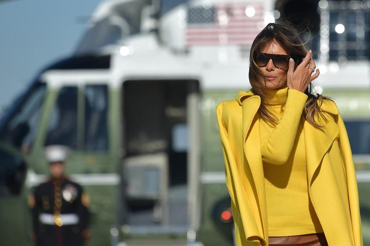 Melanija Tramp nije naivna: Otkriven razlog zašto prva dama nosi kaput na ovaj način! (FOTO)