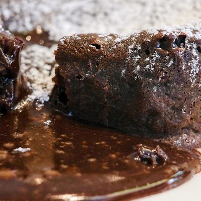 Topla torta od 600 g čokolade: Najukusniji dezert koji morate makar jednom da probate! (RECEPT)