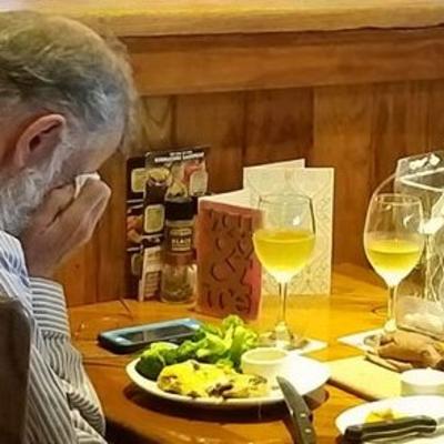 Stariji muškarac seo za sto u restoranu i počeo da plače: Razlog će vam slomiti srce! (FOTO)