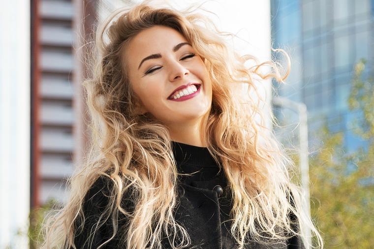 4 rešenja za beživotnu i rascvetalu kosu: Povratite joj snagu, elastičnost i lepotu!