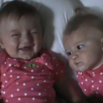 Mama stavila bliznakinje na krevet: Devojčice sa razlogom postale pravi hit na internetu! (VIDEO)