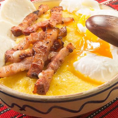 Južnjački kačamak sa sirom i slaninom: Pravi srpski doručak za svaki dan! (RECEPT)