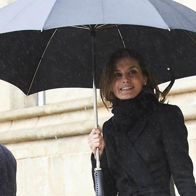 Kraljica nosi Pradu: Leticija u jednostavnoj haljini prošetala po kiši! (FOTO)