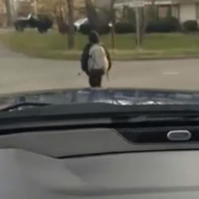 Naterao sina (10) da po kiši trči do škole: Kolima mileo iza njega i sve snimao, evo zašto! (VIDEO)