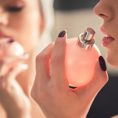 PITATE SE KAKO NEKI LJUDI UVEK DOBRO MIRIŠU? Otkrili smo kako nanose parfeme, a važnu ulogu igra i hrana koju jedete