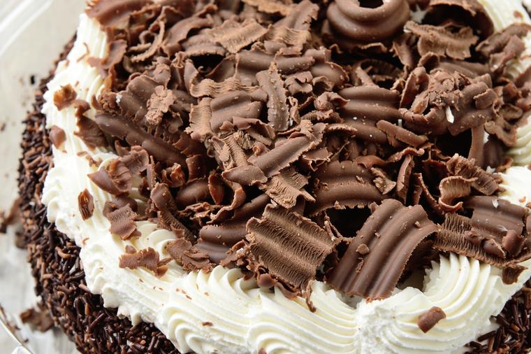 Kremasta torta u 4 boje: Kombinacija dve čokolade i keksa koja se ne peče! (RECEPT)