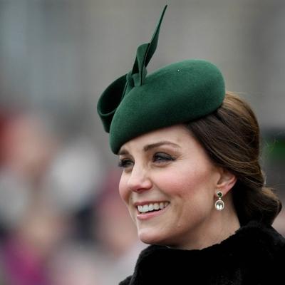 Kejt Midlton ne skida osmeh s lica: Prelepa vojvotkinja u smaragdnozelenom kompletu! (FOTO)