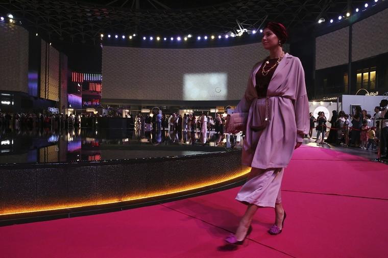 Skromna revolucija: U Dubaiju održana revija bez manekenki, polugolih modela i modne piste! (FOTO)