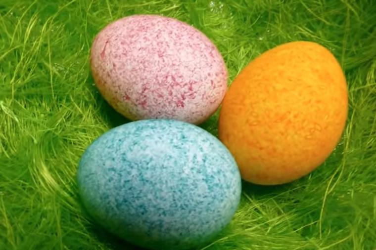 Sipao je malo boje u posudu sa pirinčem: Hit caka za farbanje uskršnjih jaja! (FOTO)