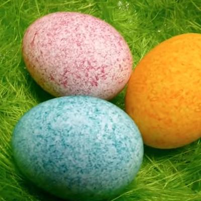 Farbanje jaja uz pomoć pirinča: Jednostavan trik za originalne šare! (VIDEO)