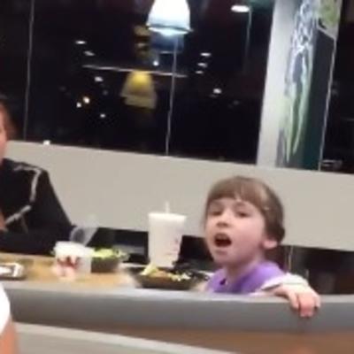 Devojčica počela da peva u restoranu: Svi gosti je slušali u čudu i to sa razlogom! (VIDEO)