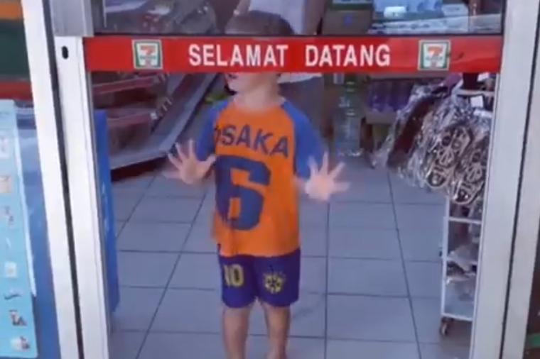 Mali Bosanac izlazio iz prodavnice i postao hit na internetu: Njegova nezgoda nasmejala milion ljudi! (VIDEO)