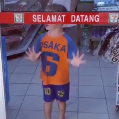 Mali Bosanac izlazio iz prodavnice i postao hit na internetu: Njegova nezgoda nasmejala milion ljudi! (VIDEO)