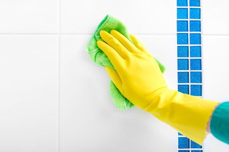 Bez buđi i kamenca, sjajne pločice i čiste fugne: Napravite domaće sredstvo za čišćenje kupatila i bićete oduševljeni! (RECEPT)