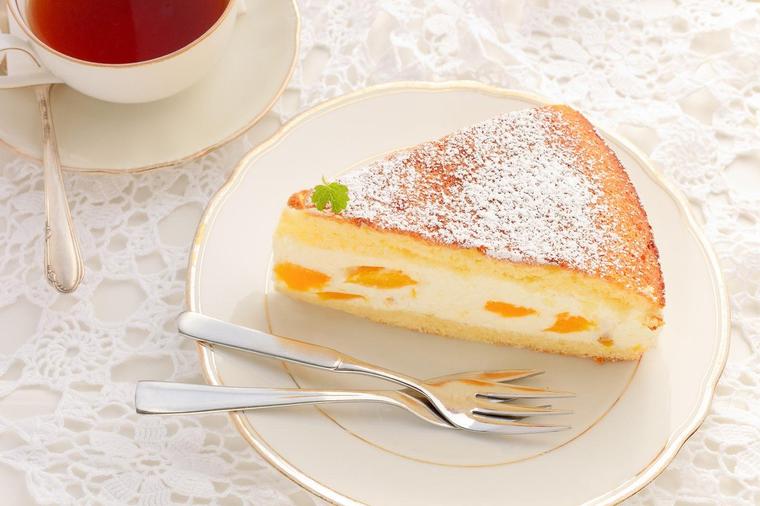 Kolač sa sirom i voćem: Neodoljiv osvežavajući desert! (RECEPT)