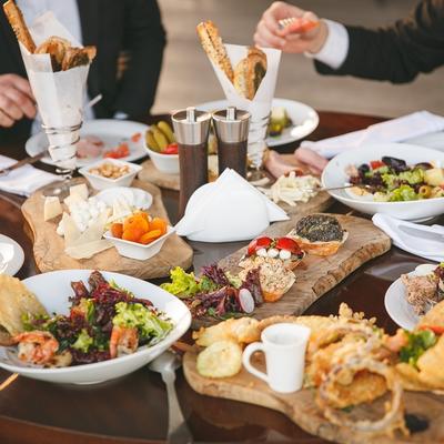Stručnjak za trovanje hranom upozorava: Ovih 5 jela izbegavajte da jedete u restoranu!