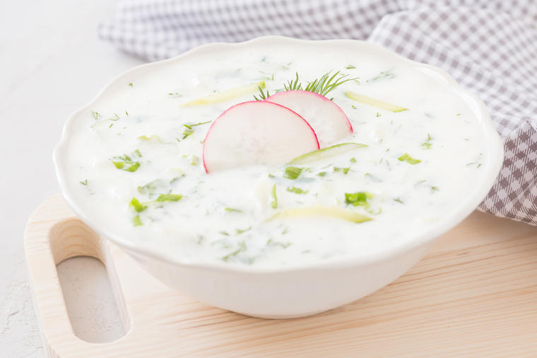 Salata od jogurta i praziluka: 10 puta bolja od ruske, oduševljava osvežavajućim ukusom! (RECEPT)