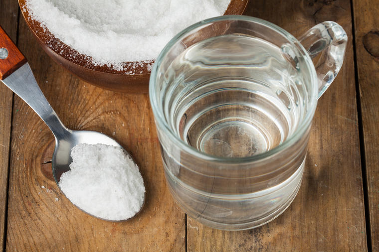 Sipala je pola kašičice sode bikarbone u čašu vode: Kada vidite rezultate stalno ćete koristiti ovu terapiju!