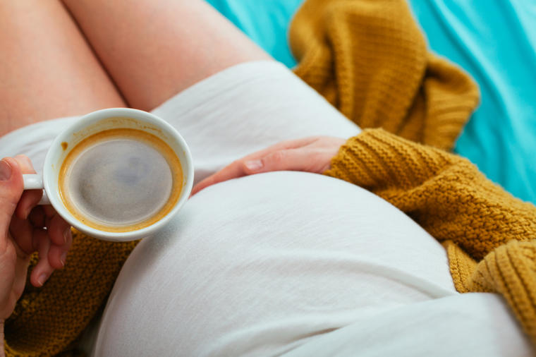 Trudnice, oprez: Ako pijete više od 2 šolje kafe ili čaja dnevno, možete ugroziti bebu!