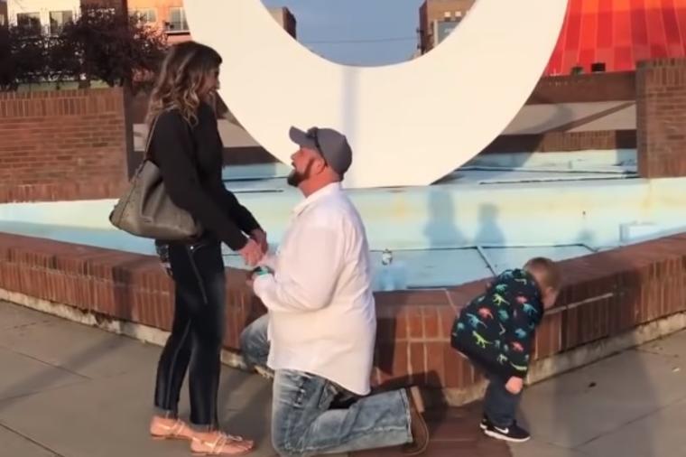 Kleknuo da zaprosi devojku ispred fontane: Ono što je njen sin uradio postalo je hit na internetu! (VIDEO)