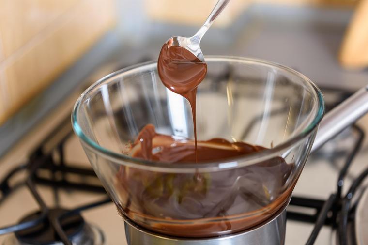 Napravite glazuru kao u poslastičarnici: Evo kako da pravilno otopite čokoladu! (VIDEO)