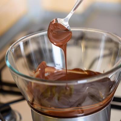 Napravite glazuru kao u poslastičarnici: Evo kako da pravilno otopite čokoladu! (VIDEO)