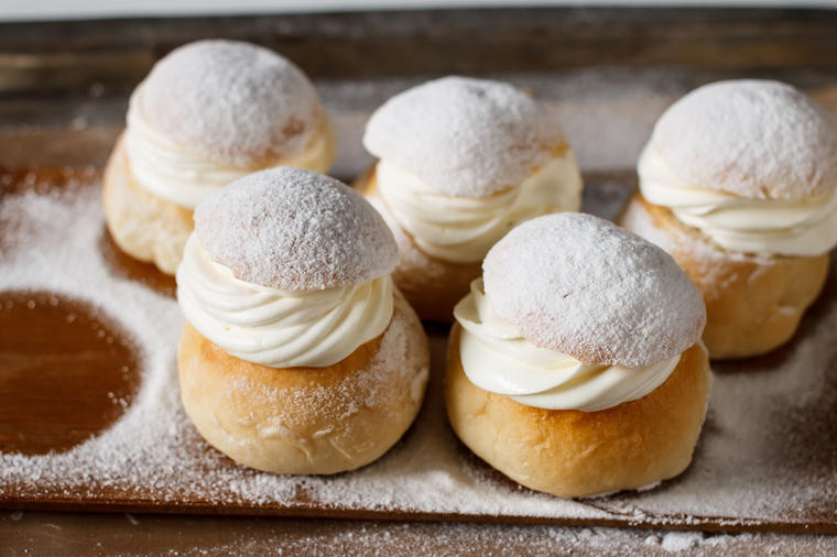 Tradicionalni švedski kolač Semlor: Najlepši fil sa ukusom badema i vanile! (RECEPT)