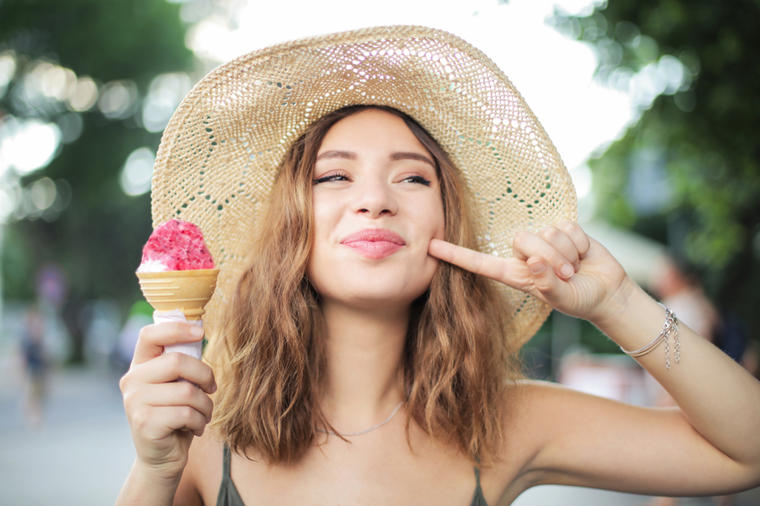 Omiljeni letnji dezert je prepun kalorija ali to već svi znamo: Šta se dešava u telu kada jedemo sladoled?