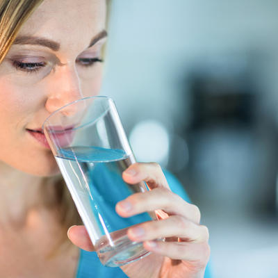 Napravite sami srebrnu vodu: Povećava nivo hemoglobina, jača imunitet, sprečava infekcije i čisti organizam (RECEPT)
