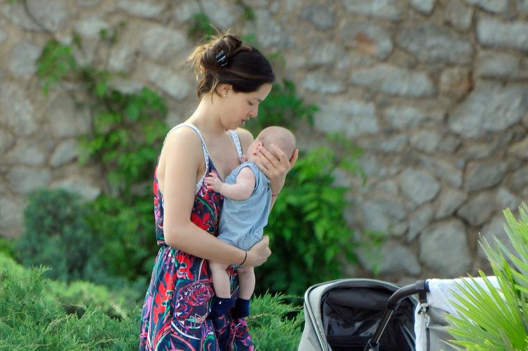Ana Ivanović pokazala sina: Zajednička šetnja kroz park! (FOTO)