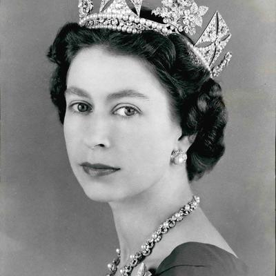 ŽENA STENA: Životna priča kraljice Elizabete II! Svet se menja, ratovi počinju i prestaju, ali ona ostaje na tronu!
