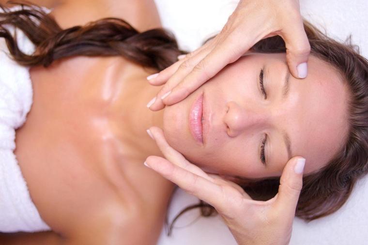Najbolja masaža: Kako da efikasno zategnete mišiće lica