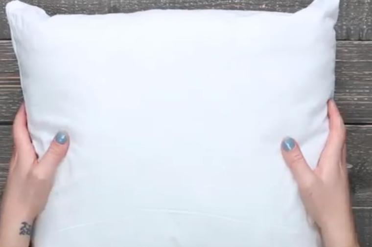 Od običnog jastuka napravila predivan detalj: Poželećete ga u svom domu! (VIDEO)