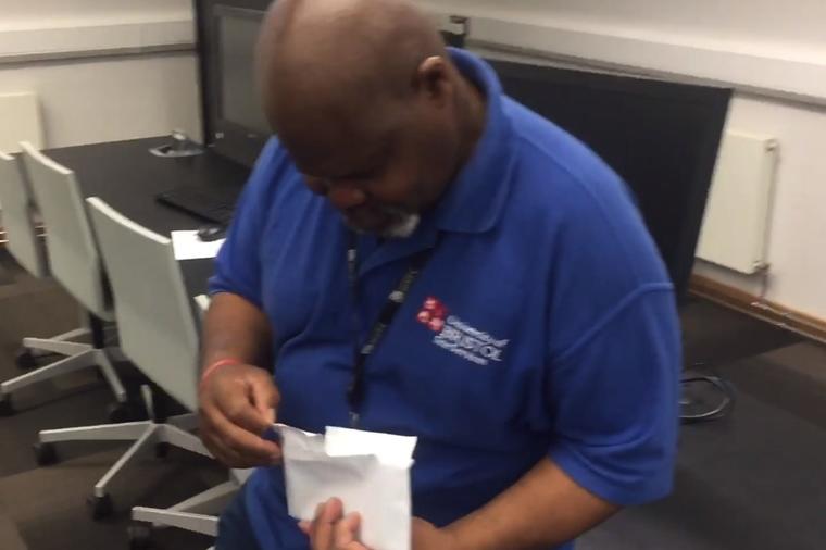 Otvorio kovertu i počeo da plače: Studenti raznežili najveselijeg domara na fakultetu vrednim poklonom! (VIDEO)