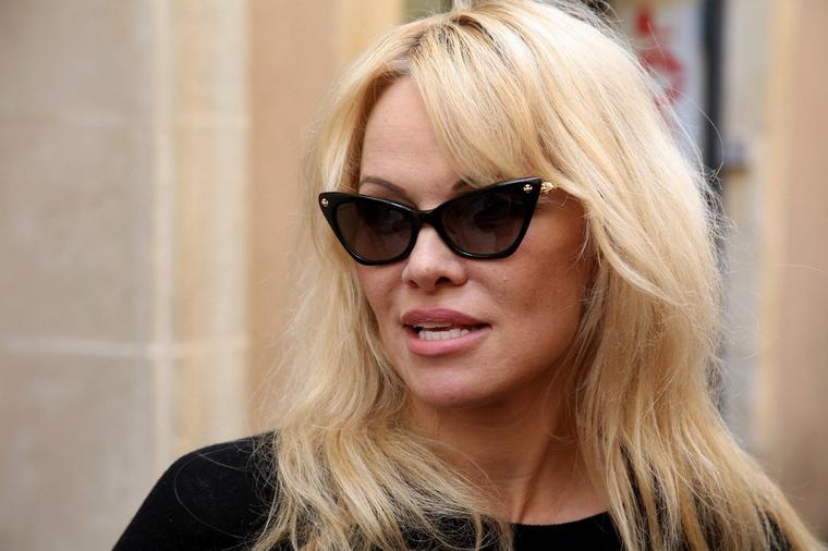 Pamela Anderson se obrukala: Očigledno loš fotošop! (FOTO)