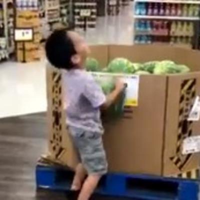 Dečkiću tokom kupovine ispala lubenica: Njegova reakcija postala hit na internetu! (FOTO)