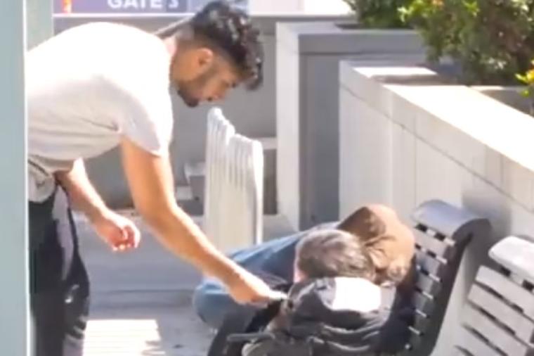Dao beskućniku novac: Zaprepastilo ga šta je s njim uradio! (VIDEO)