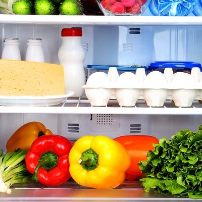Jednostavan i genijalan trik da vam frižider uvek miriše na sveže: Pokupiće sve izmešane i neprijatne mirise!