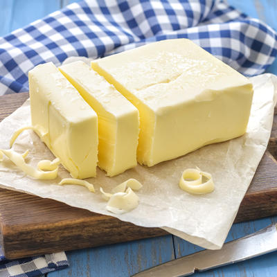 Trik zlata vredan za sve domaćice: Evo kako da za tili čas ugrejete maslac na sobnoj temperaturi!