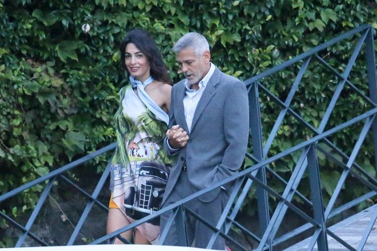 Džordž Kluni prvi put u javnosti nakon nesreće: Poznati glumac ne ispušta svoju ženu iz ruku! (FOTO)