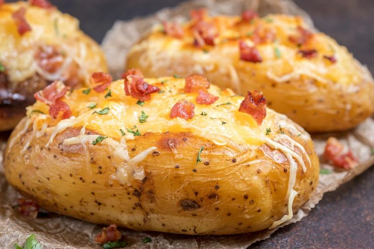 Punjeni krompir nezaboravnog ukusa: Sočno, brzo jelo sa slaninom i kačkavaljem! (RECEPT)