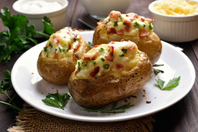 Punjeni krompir: Sočan i aromatičan ručak je savršen za leto! (RECEPT)