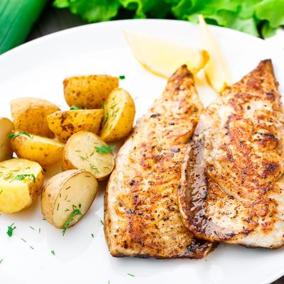 RUČAK ZA DANAS: Hrskavi riblji fileti sa sezonskom salatom - posni obrok za koji će vam trebati manje od 1000 dinara