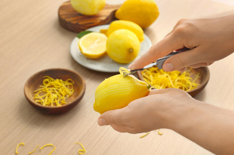 Limunova kora je zdravija i od limunovog soka: Evo šta sve možete s njom!
