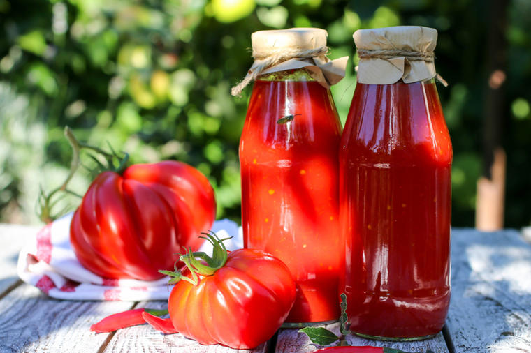 BEZ KUVANJA, LJUŠTENJA I STERILISANJA TEGLI: Kuvani paradajz od samo dva sastojka, a ukus čisto savršenstvo!(RECEPT)