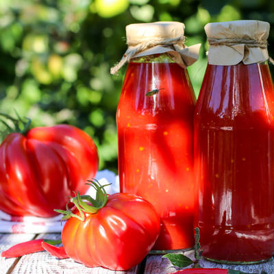 BEZ KUVANJA, LJUŠTENJA I STERILISANJA TEGLI: Kuvani paradajz od samo dva sastojka, a ukus čisto savršenstvo!(RECEPT)