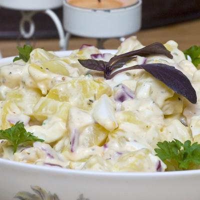 Krompir salata sa krastavcima: Savršeno kremasta i osvežavajuća salata – idealan obrok za vrele letnje dane! (RECEPT)