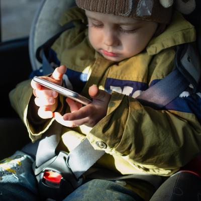 Roditelji, evo vam 10 razloga da detetu ne kupujete mobilni telefon do 12. godine: Apel pedijatra!