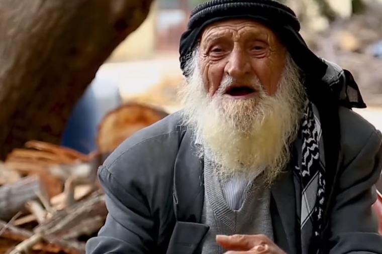 Ima 125 godina, kuva i šeta 3 kilometra dnevno: Ovo je njegova tajna dugovečnosti! (VIDEO)